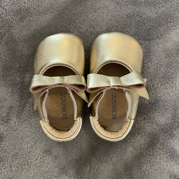 EUC Robeeze Infant Gold shoe with bow - Picture 1 of 2